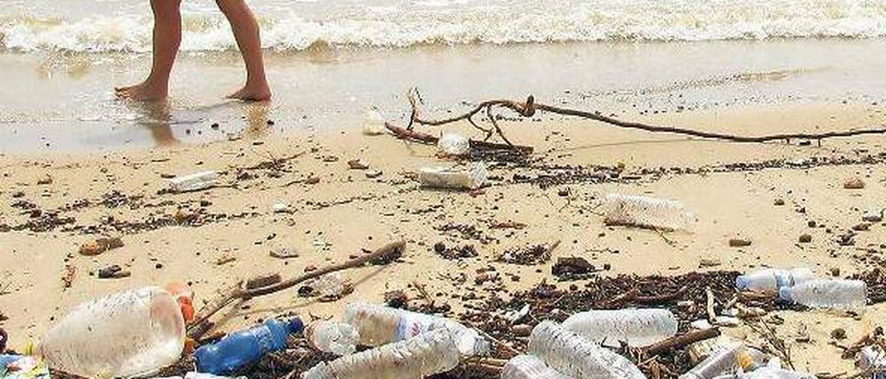 Flaschenpost. Plastikmüll verschmutzt Strände und Weltmeere.