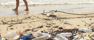 Flaschenpost. Plastikmüll verschmutzt Strände und Weltmeere.