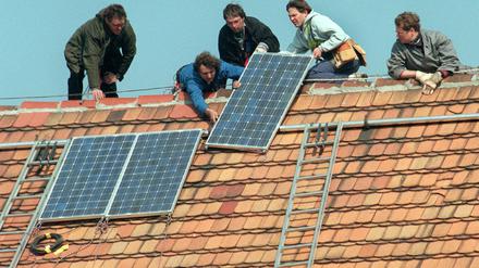 Als Elektriker und Bauarbeiter verkleidet installierten Greenpeace-Mitarbeiter 1997 auf dem Dach des Wirtschaftsministeriums in Berlin eine Solaranlage.