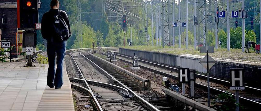 Auf der S-Bahnlinie 1 zwischen den Bahnhöfen Zehlendorf und Wannsee wird der S-Bahn-Verkehr eingeschränkt.