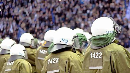 Künftig mit Namen oder Nummer? Berliner Polizisten beim Einsatz im Stadion.