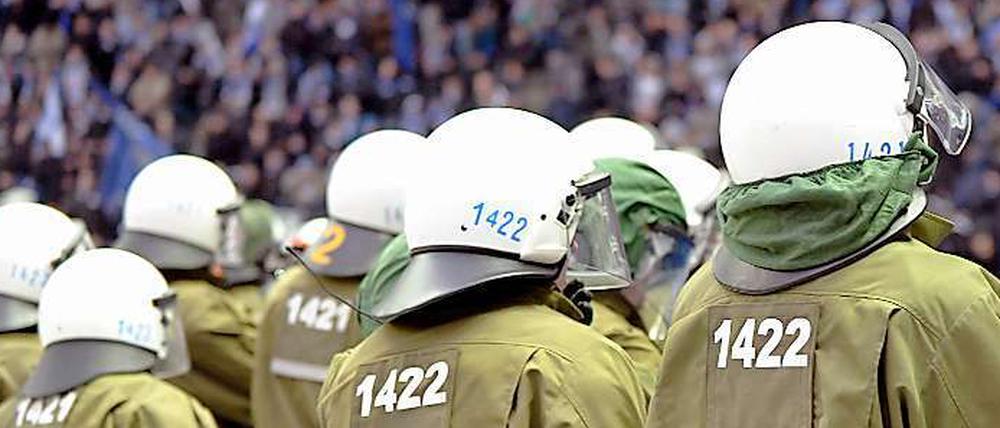 Künftig mit Namen oder Nummer? Berliner Polizisten beim Einsatz im Stadion.