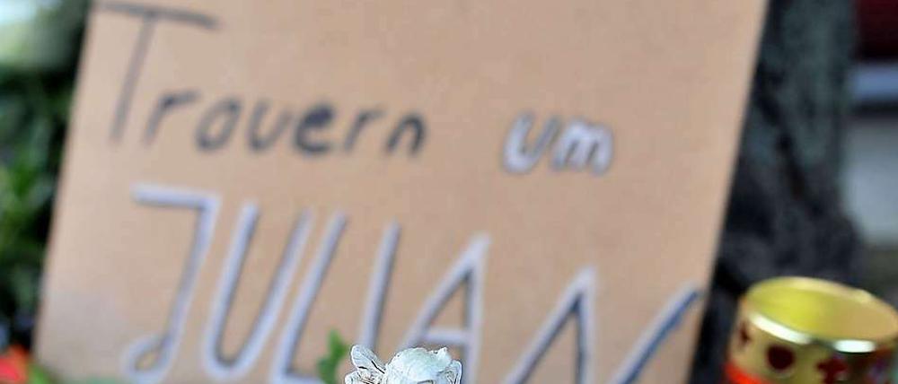 Trauern um Julian: In der Nähe des Elternhauses haben Anwohner Blumen und Kerzen niedergelegt.