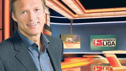 Teuer erkauft. Mit 5,3 Millionen Zuschauern im Schnitt ist die Bundesliga-„Sportschau“ (hier mit Gerhard Delling) die beliebteste Sportsendung im deutschen Fernsehen. Foto: WDR