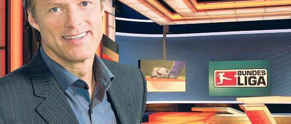 Teuer erkauft. Mit 5,3 Millionen Zuschauern im Schnitt ist die Bundesliga-„Sportschau“ (hier mit Gerhard Delling) die beliebteste Sportsendung im deutschen Fernsehen. Foto: WDR