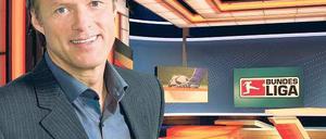 Teuer erkauft. Mit 5,3 Millionen Zuschauern im Schnitt ist die Bundesliga-„Sportschau“ (hier mit Gerhard Delling) die beliebteste Sportsendung im deutschen Fernsehen. Foto: WDR