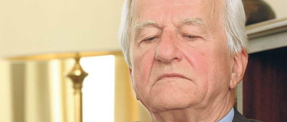 Verfolgt. Richard von Weizsäcker besuchte oft die DDR, privat und beruflich. In 20 Jahren wuchs seine Stasi-Akte auf 1293 Seiten an. Neue Perspektiven auf den Menschen oder Poltiker eröffnet sie nicht.