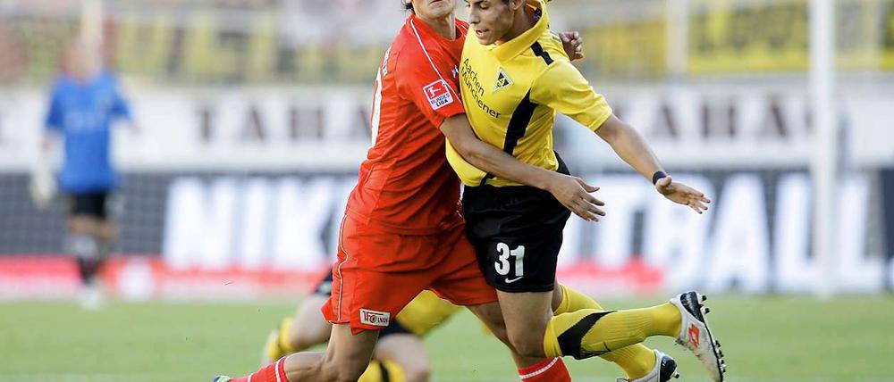 Zweikampf zwischen Aachens Alper Uludag (r) und Unions Jerome Polenz.