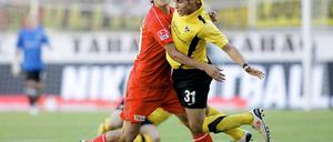 Zweikampf zwischen Aachens Alper Uludag (r) und Unions Jerome Polenz.