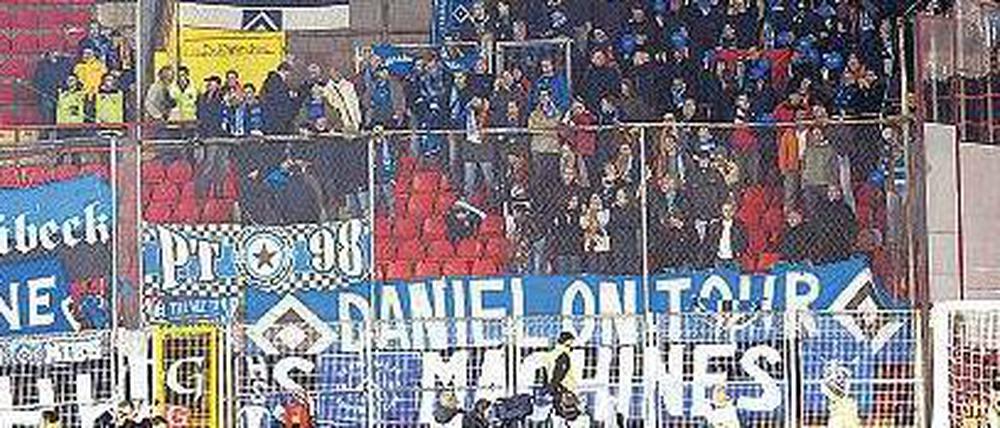 Stimmungsmacher. Manuel Neuer (oben) sorgt für gute Laune in der Kurve. Vielen Fans vergeht aber die Lust, wenn sie an die Behandlung bei Auswärtsfahrten (links, ganz links) denken.