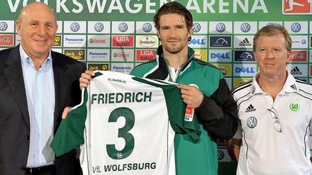 Arne Friedrich mit neuem Trikot, eingerahmt von Dieter Hoeneß und Steve McClaren (r.).