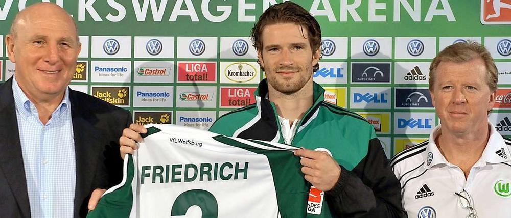 Arne Friedrich mit neuem Trikot, eingerahmt von Dieter Hoeneß und Steve McClaren (r.).