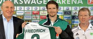 Arne Friedrich mit neuem Trikot, eingerahmt von Dieter Hoeneß und Steve McClaren (r.).