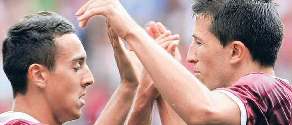 Früh gejubelt: Lauterns Micanski (r.) freut sich mit Amri über einen Testspieltreffer.