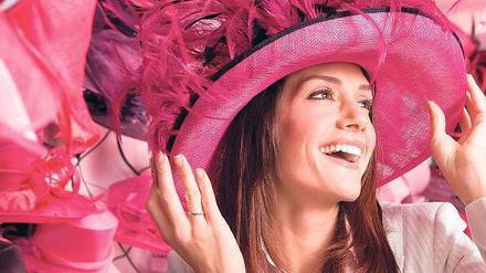 „Für die schönste Frau der Welt“. Die Geschlechterrollen sind flexibler geworden. Umso mehr versichern sich Männer und Frauen im Konsum ihrer Männlichkeit und ihrer Weiblichkeit. Zum rosa Hut passt ein Frauenbier.