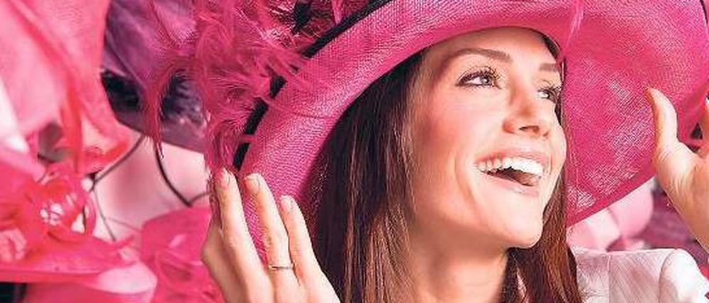 „Für die schönste Frau der Welt“. Die Geschlechterrollen sind flexibler geworden. Umso mehr versichern sich Männer und Frauen im Konsum ihrer Männlichkeit und ihrer Weiblichkeit. Zum rosa Hut passt ein Frauenbier.