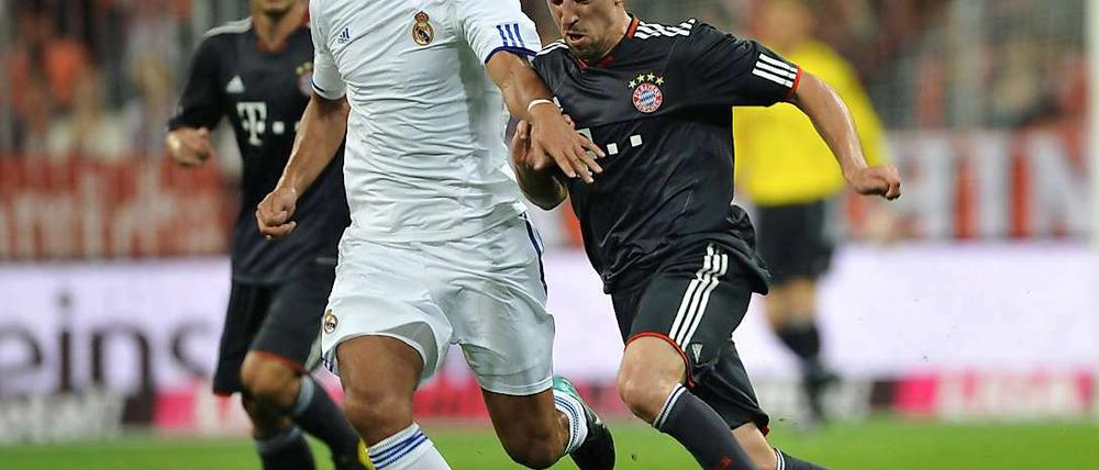 Noch gewöhnungsbedürftig: Der frühere Stuttgarter Sami Khedira im Real-Trikot im Zweikampf mit Bayern-Star Franck Ribéry.