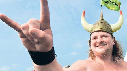 Wicki in Wacken. Metal-Fan im Festivaldorf in Schleswig-Holstein.