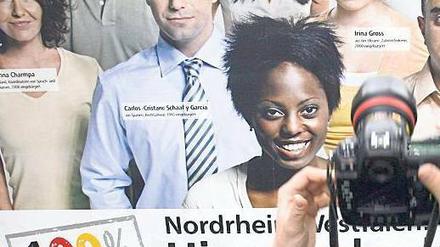 Willkommen. In Nordrhein-Westfalen künden Plakate – wie hier in Düsseldorf – von der Einbürgerungskampagne des Bundeslandes.