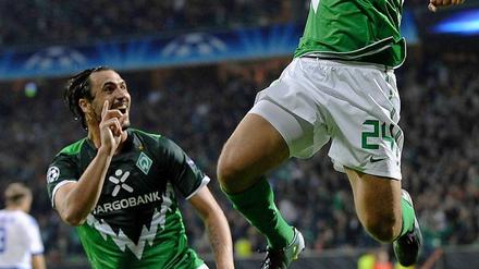 Der Sprung in die Gruppenphase? Claudio Pizarro bejubelt mit Hugo Almeida (l.) seinen Treffer zum 3:0 gegen Sampdoria Genua.