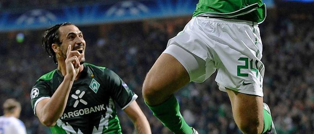 Der Sprung in die Gruppenphase? Claudio Pizarro bejubelt mit Hugo Almeida (l.) seinen Treffer zum 3:0 gegen Sampdoria Genua.