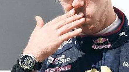 Hinten dran. Wegen seines Patzers fand sich Sebastian Vettel plötzlich hinter Alonso wieder – und wirkte bei der Siegerehrung nicht so ausgelassen wie Sieger Webber. Fotos: AFP (2), dpa
