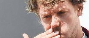 Hinten dran. Wegen seines Patzers fand sich Sebastian Vettel plötzlich hinter Alonso wieder – und wirkte bei der Siegerehrung nicht so ausgelassen wie Sieger Webber. Fotos: AFP (2), dpa