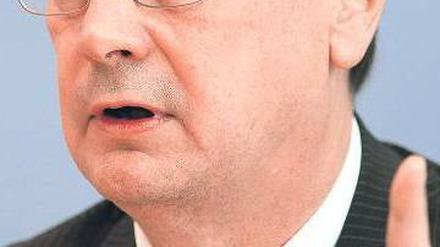 Mahner und Warner. Hellmut Königshaus, 60, sucht den Streit nicht – geht Konfrontationen aber auch nicht aus dem Weg. Foto: Hannibal Hanschke/dpa
