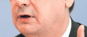 Mahner und Warner. Hellmut Königshaus, 60, sucht den Streit nicht – geht Konfrontationen aber auch nicht aus dem Weg. Foto: Hannibal Hanschke/dpa