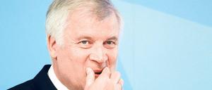 Gutachter empfahlen Seehofer, zu Berlin auf Distanz zu gehen.