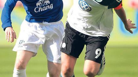 Mehr als ein Torjäger. Edin Dzeko (rechts) wurde vom neuen Wolfsburger Trainer McClaren zum Kapitän befördert.