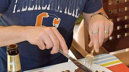 Im Durchschnitt essen Männer deutlich mehr Fleisch als Frauen. Letztere konsumieren dafür mehr Süssigkeiten.