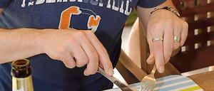 Im Durchschnitt essen Männer deutlich mehr Fleisch als Frauen. Letztere konsumieren dafür mehr Süssigkeiten.