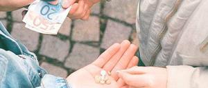 Er wolle Geld verdienen, um seine Familie zu unterstützen. Das jedenfalls habe der elfjährige Dealer, der zuletzt immer wieder der Polizei narrte und 15 Mal aus Heimen floh, seinen Betreuern erzählt. Das Bild zeigt eine gestellte Szene.