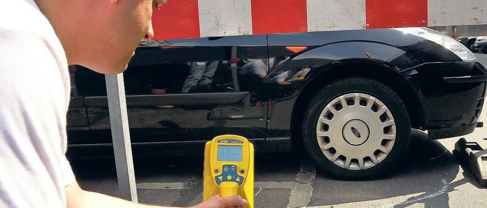 Ticktick. Matthias Bastian misst die Strahlung in der Stargarder Straße. 