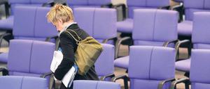 Loslassen, um anzukommen? Noch ist nicht entschieden, ob Renate Künast vor einer Kandidatur in Berlin den Fraktionsvorsitz im Bundestag abgeben muss.Foto: Imago