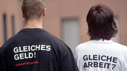 Gleiches Geld für gleiche Arbeit, fordern die Gewerkschaften. Die Leiharbeitsbranche sieht das anders.