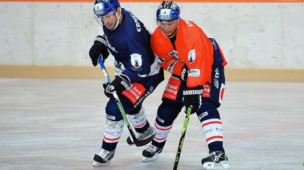 Eisbär gegen Eisbär. Walser (l.) und Zugang Christensen beim Training.
