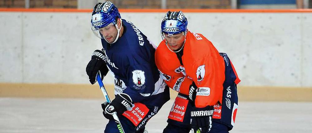 Eisbär gegen Eisbär. Walser (l.) und Zugang Christensen beim Training.