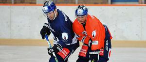Eisbär gegen Eisbär. Walser (l.) und Zugang Christensen beim Training.