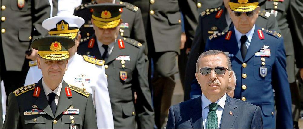 Trügerische Symbolik. Ministerpräsident Erdogan Seite an Seite mit hochrangigen Militärs. 