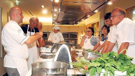 Grünes Geheimnis. Heißen hübsch, schmecken noch besser: seltene Gartenkräuter adeln bei Küchenchef Danijel Kresovic nicht nur Schmandtarte, Jaboksmuscheln oder Adlerfisch. 