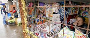Nichts wie weg. Serbien und Rumänien, hier ein Kiosk in Bukarest, sind die ersten Länder, aus denen sich die WAZ-Gruppe verabschiedet.
