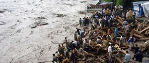 Viele Flüsse sind über die Ufer getreten und haben sich in reißende Ströme verwandelt.