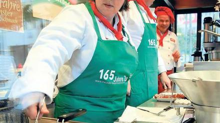 Hier kocht die Chefin. Senatorin Lompscher (vorne) muss viele köchelnde Töpfe im Blick behalten – zu viele, sagt die Opposition.