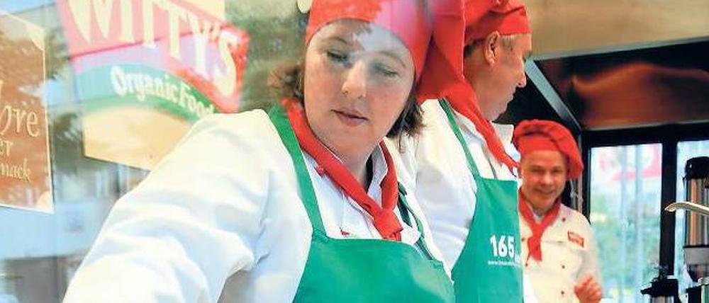 Hier kocht die Chefin. Senatorin Lompscher (vorne) muss viele köchelnde Töpfe im Blick behalten – zu viele, sagt die Opposition.