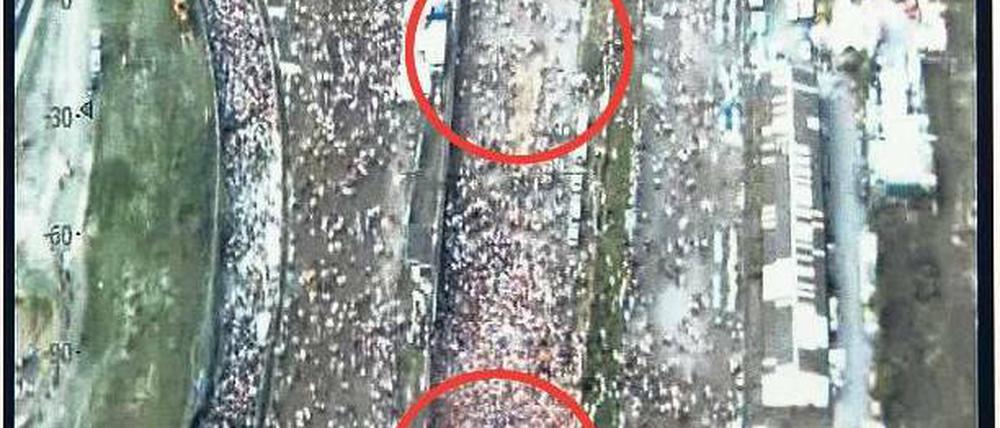 Ungleiche Verteilung. Diese Luftaufnahme der Polizei zeigt, dass sich im unteren, südlichen Kreis – der Todeszone – die Menge drängte, während im Gebiet des nördlichen Kreises Platz war. Warum drängten die Raver nach Süden, wo doch im Norden die Musik spielte? Foto: dpa