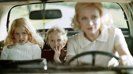 Wenn Irene Striesow (Katharina Marie Schubert) hinterm Steuer Platz genommen hat, dann wird ihren Kindern Wasa (Leonie Brill, l.) und Flori (Tamino Wecker) angst und bang.