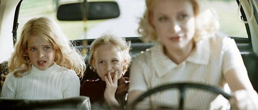 Wenn Irene Striesow (Katharina Marie Schubert) hinterm Steuer Platz genommen hat, dann wird ihren Kindern Wasa (Leonie Brill, l.) und Flori (Tamino Wecker) angst und bang.