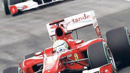 „Alonso ist schneller als du.“ Nach mehrmaligen Aufforderungen von der Teamleitung musste Felipe Massa (hier noch vorn) seinem Ferrari-Kollegen Platz machen. Foto: dpa